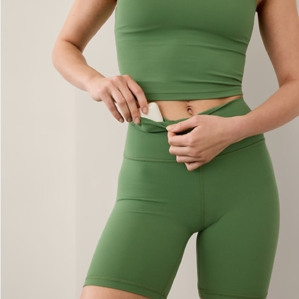 NWOT ATHLETA TRANSCEND HIGH RISE 7" SHORT SMALL BAJA GREEN